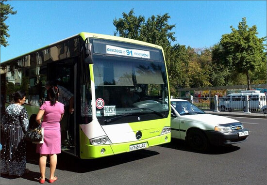 Avtobusun gec gəlməsinə etiraz olaraq sərnişinlər görün nə etdilər - VİDEO