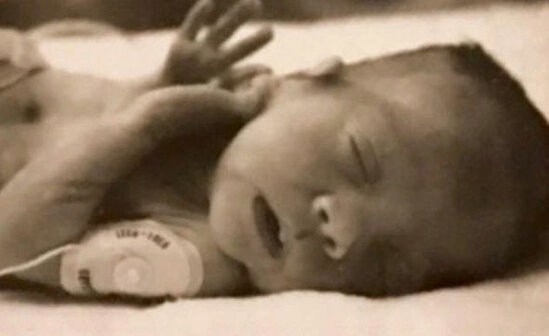 Abortdan sonra sağ qalan uşaq illər sonra anasını tapdı - FOTO