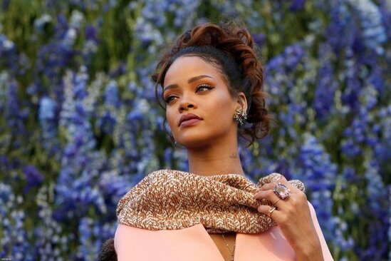 Rihanna ana olduqdan sonra ilk dəfə ictimaiyyət qarşısına çıxdı - VİDEO