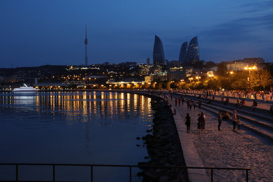 Bakıda gənc qız özünü dənizə atıb