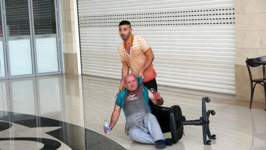 Ofisiant aşpazı 5 saat girov saxladı - ANBAAN VİDEO