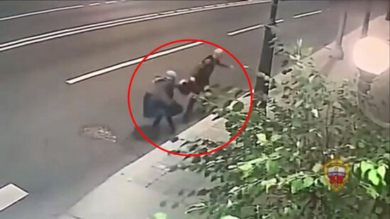 70 yaşlı qadın onu qarət etmək istəyən gənci peşman etdi - VİDEO