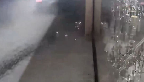 İçərisində dörd nəfərin olduğu minik avtomobili mağazaya çırpıldı - VİDEO