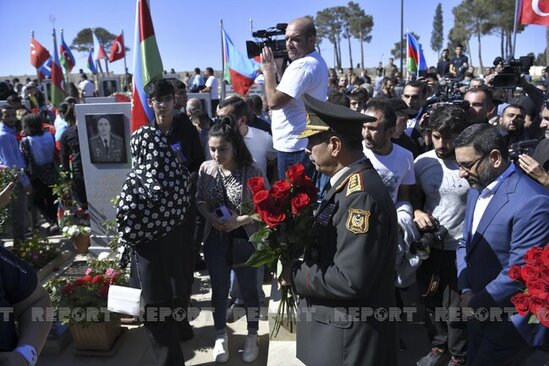 Zakir Həsənov şəhid ailələri və qazilərlə görüşüb