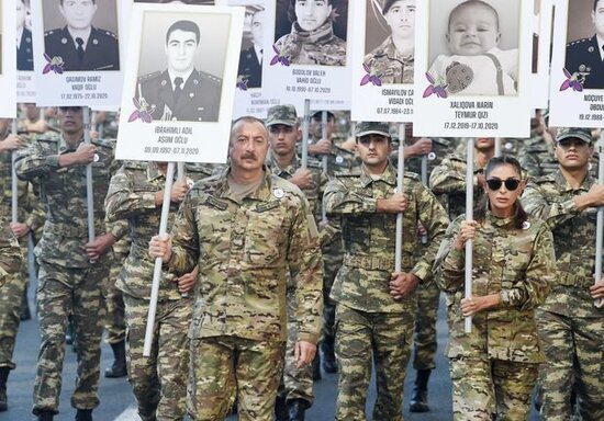 İlham Əliyev və Mehriban Əliyevanın şəkillərini tutduğu şəhidlər kimdir? - FOTO