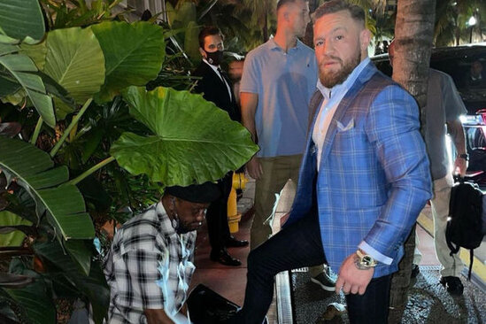 Makqreqorun öz ayaqqabısını başqasına parıldatmağı qalmaqala səbəb oldu - VİDEO