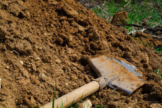 Azərbaycanda DƏHŞƏT: Xəstə atasını öldürüb yandırdı, həyətdə basdırdı - YENİLƏNİB