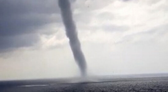 Yağışdan sonra yaranan su xortumu insanları dəhşətə gətirdi - VİDEO