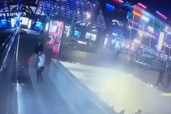 Dəhşətli hadisə: Kişi qadını avtobusun altına atdı - ANBAAN VİDEO