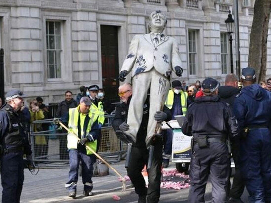 Baş nazirin neftə bulaşmış heykəli ilə onun yolunu kəsdilər