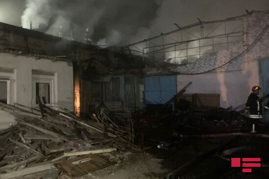 Bakıda meyvə-tərəvəz bazasında yanğın - 7 texnika cəlb edildi - VİDEO