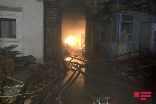 Bakıda meyvə-tərəvəz bazasında yanğın - 7 texnika cəlb edildi - VİDEO