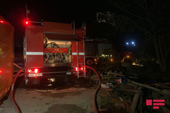 Bakıda meyvə-tərəvəz bazasında yanğın - 7 texnika cəlb edildi - VİDEO