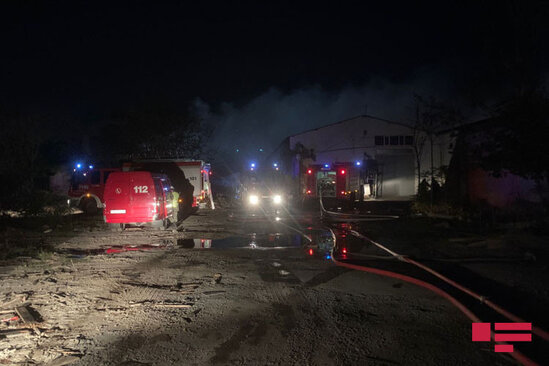 Bakıda meyvə-tərəvəz bazasında yanğın - 7 texnika cəlb edildi - VİDEO