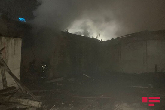 Bakıda meyvə-tərəvəz bazasında yanğın - 7 texnika cəlb edildi - VİDEO