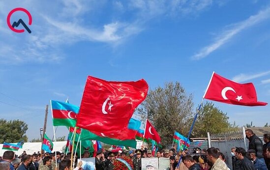 Nəşi tapılan şəhid dəfn edilir - FOTO