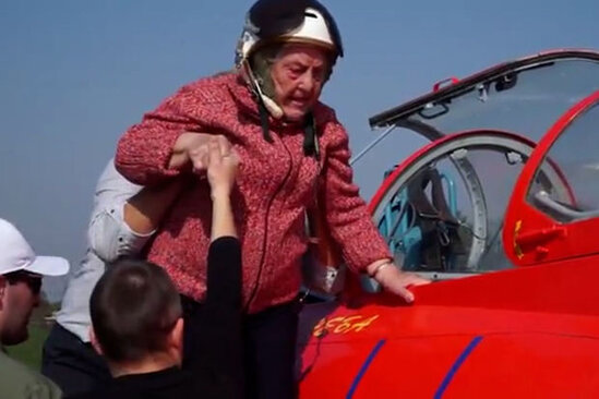 99 yaşlı qadın reaktiv təyyarənin göyərtəsində - VİDEO