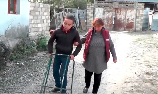 Ayaq üstdə dayana bilməyən vətəndaşın pensiyası kəsilib - VİDEO