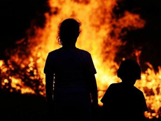 Pakistanda kişi övladlarını və nəvələrini yandırdı