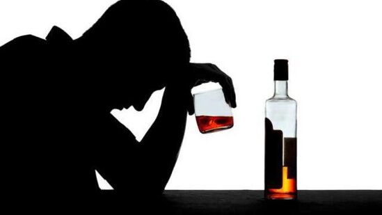 Saxta içki içən şəxs evində ölü tapıldı - FOTO