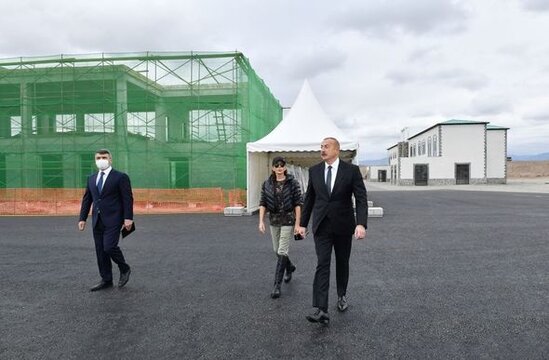 Prezident və xanımı "Ağıllı kənd" layihəsi çərçivəsində görülən işlərlə tanış olublar - FOTO