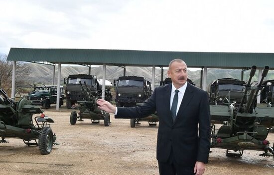 Zəngilanda İlham Əliyevə zirehli texnikalar və silahlar təqdim olundu - FOTO