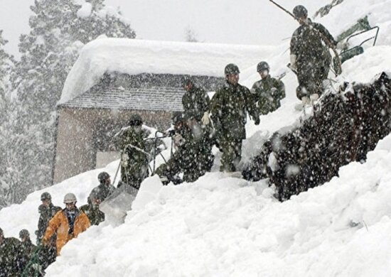 Hindistanda qar uçqununda 11 nəfər həlak olub