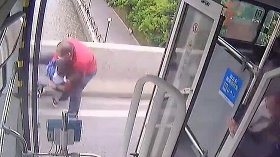 Oğlu ilə birlikdə intihara cəhd edən qadın belə xilas edildi - VİDEO