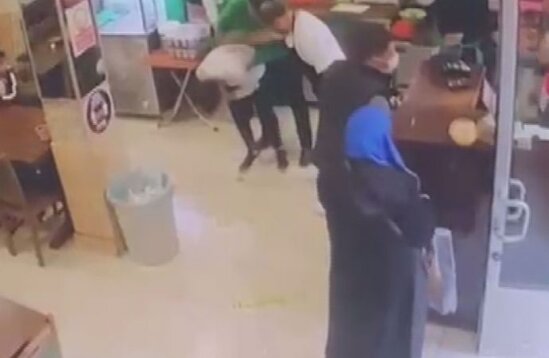 Boğulan müştərini "Heymlix manevri" ilə xilas etdi - VİDEO