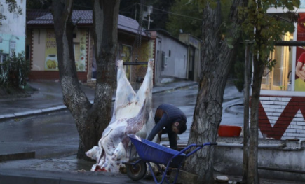 Bakıda piyada səkisində ət kəsən şəxs cərimələndi