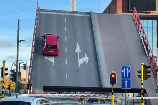 Minik avtomobili açılıb-bağlanan körpüdən aşağıya doğru yuvarlandı – ANBAAN VİDEO