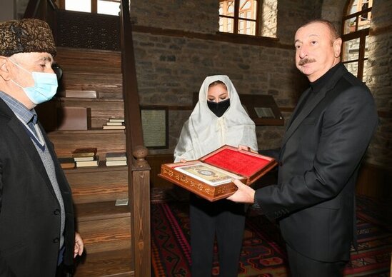 Lahıcda İlham Əliyevə "Qurani-Kərim" hədiyyə edildi - VİDEO