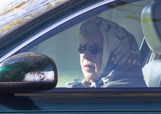 95 yaşlı kraliça sükan arxasında - FOTO