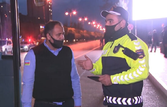 Polis maska taxmayan sürücünü avtobusdan düşürdü - VİDEO