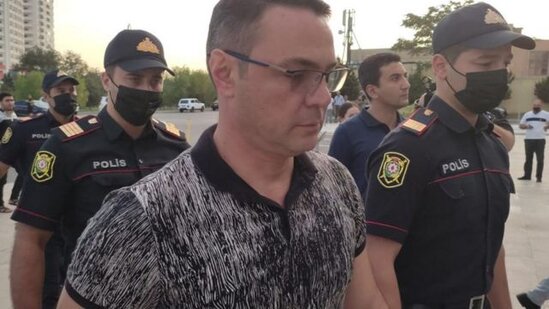 Polisi döyən deputat hakim qarşısında