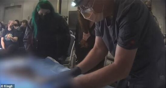 Cəsəd yarılmasını şouya çevirdilər: Biletlər 500 dollara satıldı - FOTO