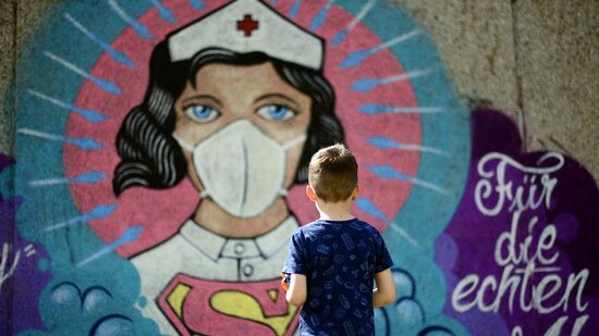 "Məktəblərin açılması hələ tez idi, distant təhsil olmalıdır" - İmmnoloq alim