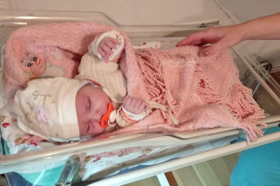 Azərbaycanda ikiaylıq körpə küçəyə atıldı – FOTO