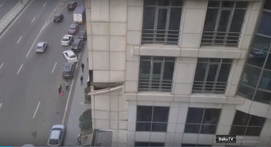 Bakıda güclü külək binanın metal konstruksiyasını qopardı - VİDEO