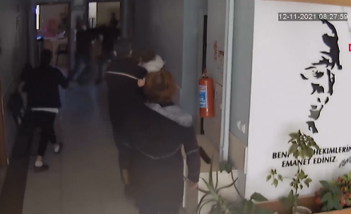 İstədiyi dərmanı yazmayan həkimi döydü - VİDEO