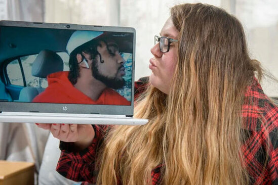 Real həyatda heç vaxt görüşmədiyi oğlanla "Zoom" vasitəsi ilə ailə həyatı qurdu - FOTO