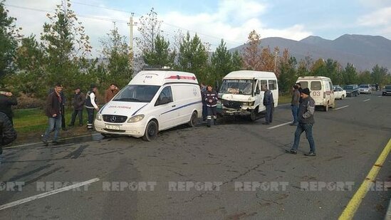 Oğuzda iki mikroavtobus toqquşub: Xəsarət alanlar var - FOTO