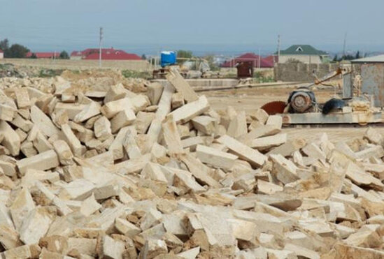 Bakı karxanasında DƏHŞƏTLİ ÖLÜM: İşçi daş kəsən maşınının arasında qaldı