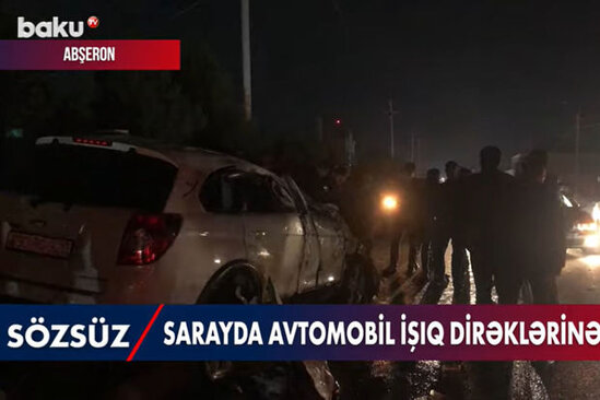 Dəhşətli yol qəzası - Avtomobil işıq dirəklərinə çırpıldı - VİDEO