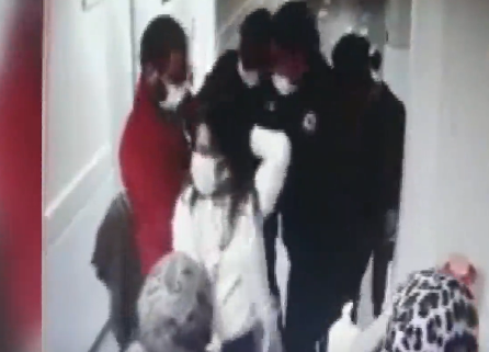 Həkimin saçlarından yapışdı - Xəstəxanada ŞOK HADİSƏ - VİDEO