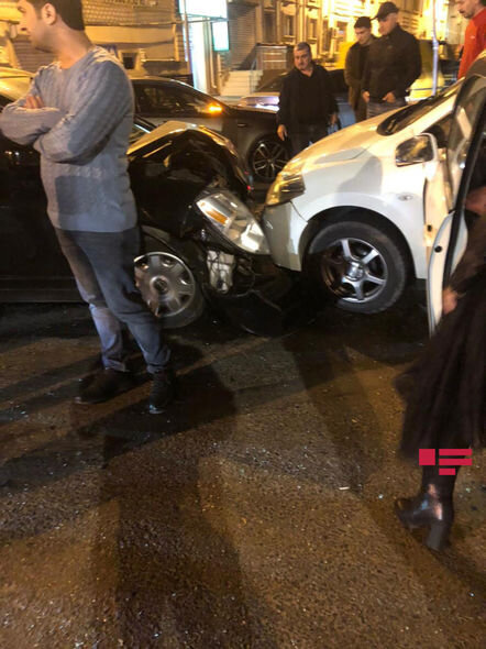 Bakıda qadın sürücünün həmcinsinə yol verməməsi qəzaya səbəb oldu - FOTO