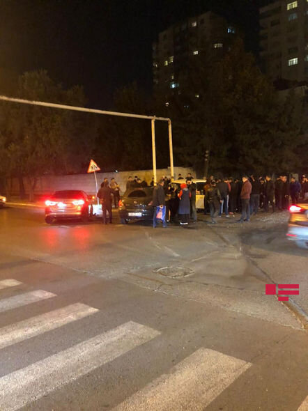 Bakıda qadın sürücünün həmcinsinə yol verməməsi qəzaya səbəb oldu - FOTO