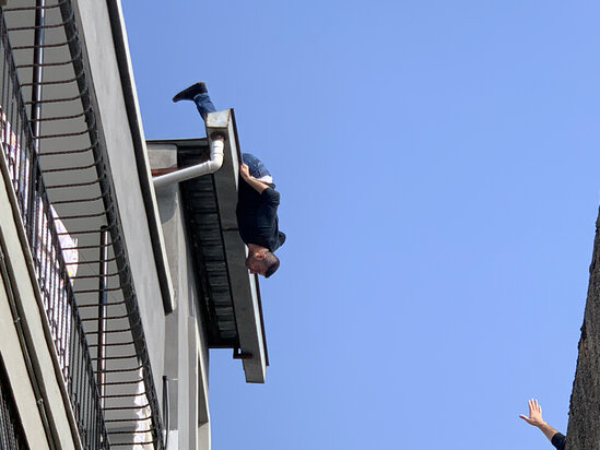 Özünü damdan atdı, qonşusunun üstünə düşdü - ANBAAN VİDEO