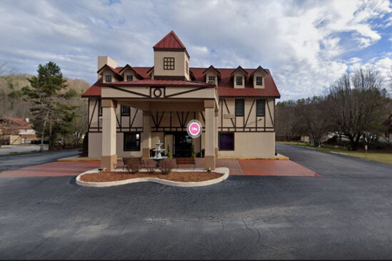 Polis gecəyarısı nənə və nəvəni oteldən bayıra atdı – BİR STATUSA GÖRƏ