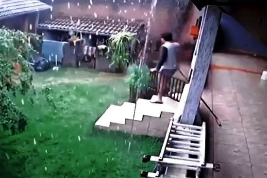 Sel evi bir anda dağıtdı - VİDEO